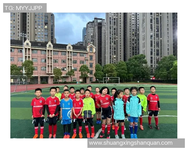 足球明星与孩子共享快乐时光一起感受绿茵场上的亲情与梦想 足球明星与孩子共享快乐时光一起感受绿茵场上的亲情与梦想