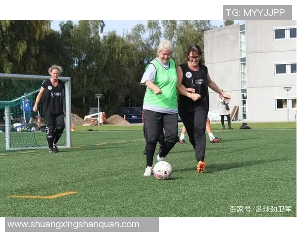 足球明星与大妈的温情互动揭示了运动与生活的真实连接与感动